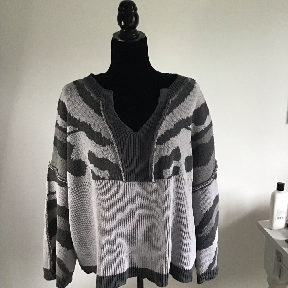 POL oversized Cimfy in V Neck Camo Sweater